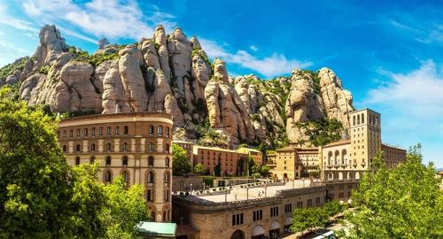 Santa-Maria-de-Montserrat-abbey-in-Monistrol-in-a-beautiful-summer-day-Catalonia-Spain-min